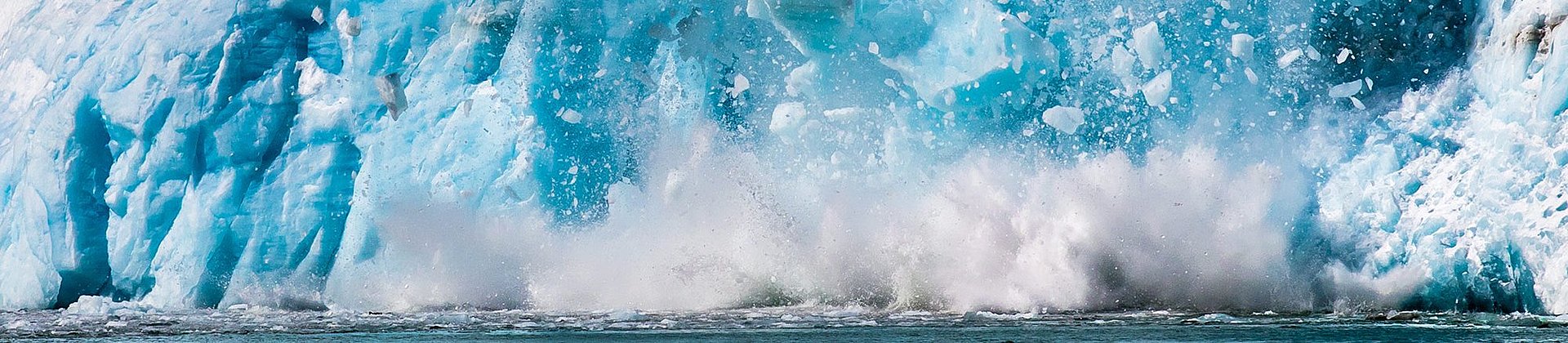 Gletschereis fällt ins Meer