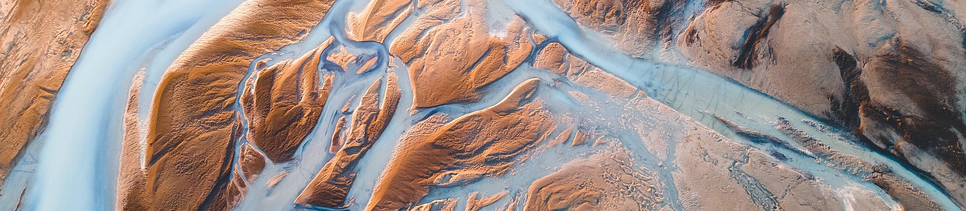 Luftbild von Wasser im Gebirge