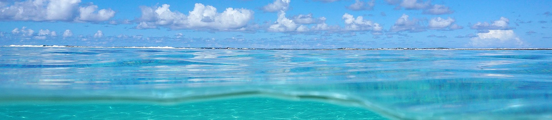 türkises Wasser, Wolken am Horizont