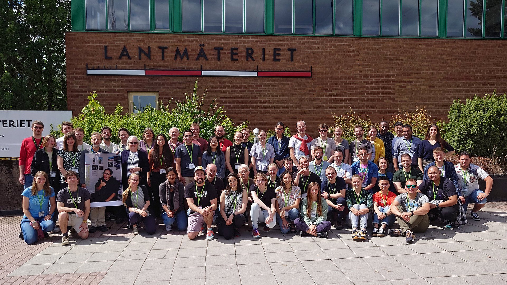 Gruppbenbild Teilnehmer Sommerschule